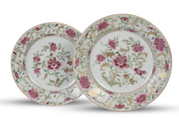 1196.  Dos platos de porcelana esmaltada de Compañía de Indias de familia rosa.China, S. XVIII.