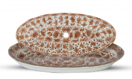 1436.  Fuente para pescado de porcelana esmaltada en rojo de hierro, compañia de indias.China, ffs. del S. XVIII - pp. del S. XIX.