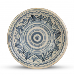 467.  Plato de cerámica esmaltada en azul y blanco.Talavera, S. XIX.