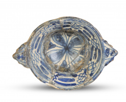 618.  Escudilla de orejas de cerámica esmaltada en azul de cobalto.Manises, S. XIV - XV.