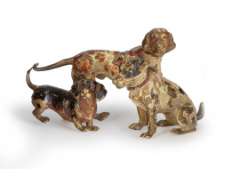 1300.  Grupo de tres perros; entre ellos un teckel y una setter de bronce policromado. Viena, S. XIX.