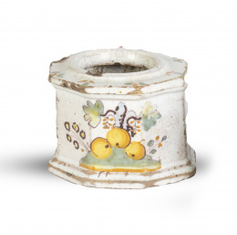 900.  Tintero de cerámica esmaltada, de la "serie de las tres manzanas".Talavera, 1770-1795.