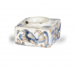 427.  Salero de cerámica esmaltada de la serie tricolor.Talavera, S. XVII.