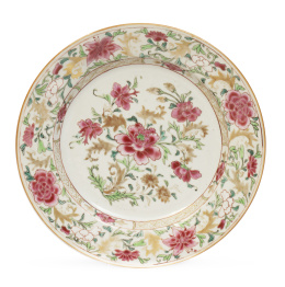 1244.  Plato de porcelana esmaltada de Compañía de Indias de familia rosa.China, S. XVIII.