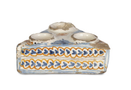 667.  Especiero de cerámica esmaltada de la serie tricolor.Talavera, S. XVII.