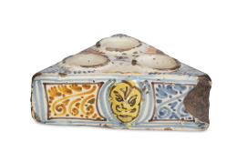 669.  Especiero de cerámica esmaltada de la serie tricolor.Talavera, S. XVII.