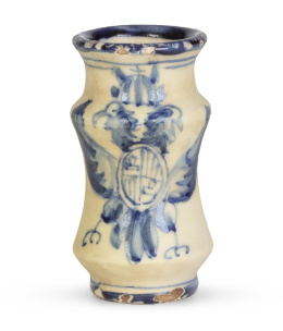 1301.  Pequeño bote de farmacia de cerámica esmaltada en azul con águila bicéfala y escudo.Talavera, pp. del S. XX.