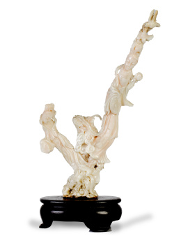 1346.  Figuras femeninas en coral blanco tallado.
Trabajo chino, 