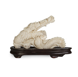 1345.  Dragón  de coral blanco tallado.China, ff. del S. XIX - pp. del S. XX.