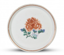 1253.  Plato de porcelana esmaltada de Compañía de Indias con flor en el asiento.China, S. XIX.