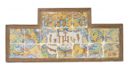 959.  Panel de azulejos enmarcado de cerámica esmaltada con monograma "IHS".Taller de Valladares, Sevilla, S. XVII.