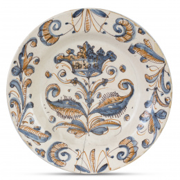 994.  Plato de cerámica esmaltada de la serie tricolor con flor coronada.Talavera, S. XVII.