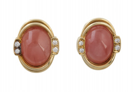 169.  Pendientes con cabuchones de rodrocositas flaqueadas por parejas de brillantes