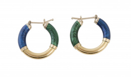 124.  Pendientes criollas de sección tubular decoradas con esmalte azul y verde