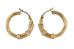 276.  Pendientes tipo criollas en oro amarillo que combina oro liso y mate adornados con anillos laterales