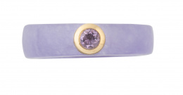 143.  Anillo de ágata violeta con amatista central enmarcada en oro