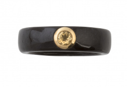145.  Anillo de ónix con citrino central enmarcado en oro