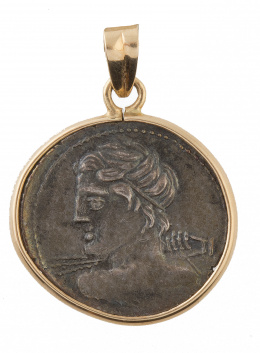 103.  Colgante con moneda de un denario de la República Romana de la familia Licinia, en marco de oro amarillo
