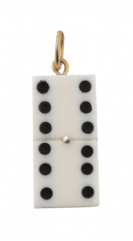 120.  Colgante en forma de pieza de dominó realizado en marfil con asa en oro