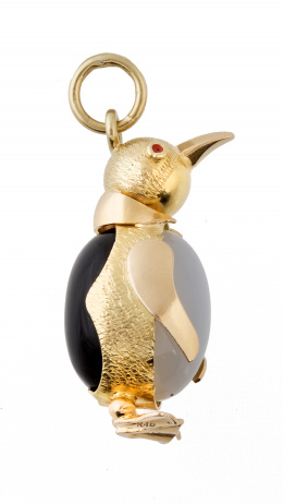 199.  Colgante en forma de pingüino con cuerpo de cabuchones de ónix y ágata blanca
