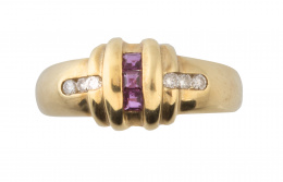 182.  Sortija con banda central de rubíes calibrados entre bandas de oro y con líneas de brillantes en carril a los lados