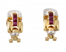 181.  Pendientes con rubíes y brillantes en banda arqueada tipo panther con remate a modo de arco
