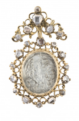 33.  Medallón relicario S. XVIII con marco y lazo de diamantes