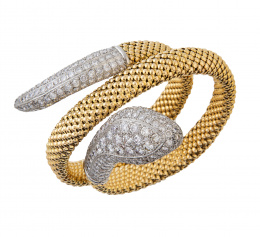 211.  Brazalete con diseño de serpiente años 50, realizado en malla flexibe, con cabeza y cola cuajadas de brillantes