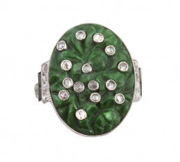 222.  Sortija oval Art-Decó con jade tallado con formas florales y adornado con chatones de diamantes de talla rosa 