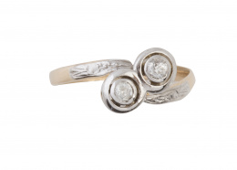 66.  Sortija tu y yo de pp. S. XX con dos brillantes de talla antigua engastados en chatones