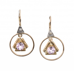 80.  Pendientes años 40 con rosa de Francia en marco triangular, que pende en interior de aro de oro