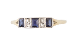 75.  Sortija tresillo Art-Decó de zafiros entre parejas de diamantitos