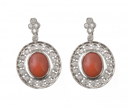 258.  Pendientes estilo Art-Decó con coral  cabuchón de coral orlado de brillantes y pende de rombo de chatones de brillantes