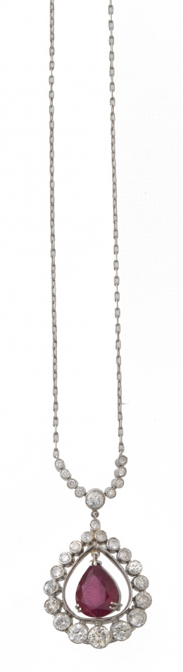 67.  Colgante estilo Art-Decó en platino y brillantes con forma de lágrima, con perilla de rubí colgante en interior