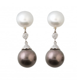 212.  Pendientes largos con perla australiana y perla de Tahití colgante, adornada con capuchón de brillantes