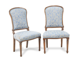 583.  Pareja de sillas en madera de nogal.Trabajo español, pp. del S. XIX. 