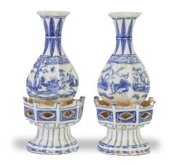 581.  Pareja de jarrones sobre peana en loza azul y blanca.China.