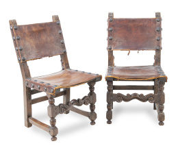 665.  Pareja de sillas de estrado en madera de  nogal y piel tachonada.Trabajo español, segunda mitad del S. XVII.