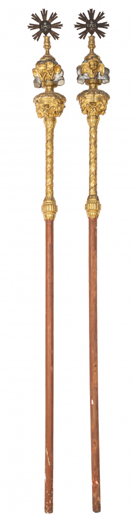 538.  Pareja de varas procesionales Carlos IV en madera tallada, torneada, policromada y dorada, Trabajo español, h. 1800