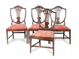 699.  Juego de cuatro sillas de estilo Hepplewhite en madera de caoba.Inglaterra, pp. del S. XIX.