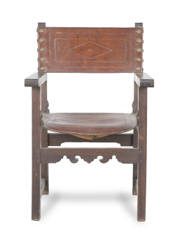 537.  Sillón frailero en madera de nogal con piel tachonado.Trabajo español, S. XVIII.