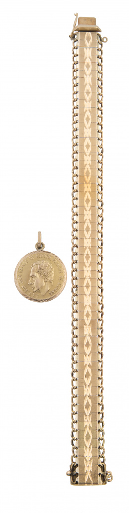 98.  Pulsera con diseño de banda articulada con decoración grabada y moneda colgante