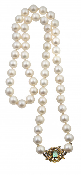95.  Collar de un hilo de perlas cultivadas japonesas con cierre de esmeralda y diamantes