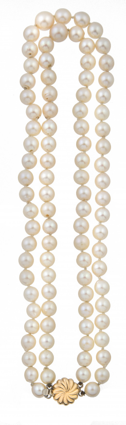108.  Collar de dos hilos de perlas cultivadas japonesas con cierre de oro gallonado a modo de flor