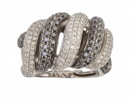 339.  Sortija con bandas oblícuas de pavé de brillantes blancos y negros alternas