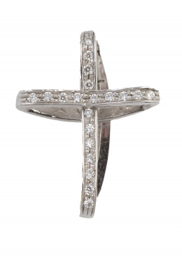 249.  Cruz en oro blanco y circonitas con diseño de cintas entrelazadas con volumen