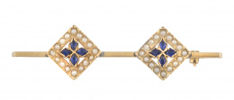 321.  Broche de pp. S. XX con dos rombos de zafiros orlads de perlitas