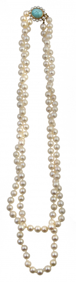 191.  Collar de dos hilos perlas cultivadas con cierre de cabuchón de turquesa orlado de perlas