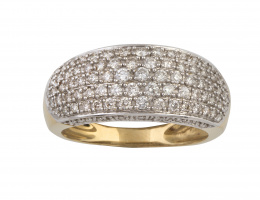 327.  Sortija en oro amarillo con frente arqueado de pavé de brillantes que continuan en bandas laterales