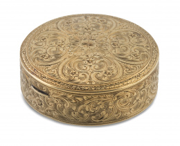 274.  Caja circular S. XIX en oro amarillo con profusa decoración calada